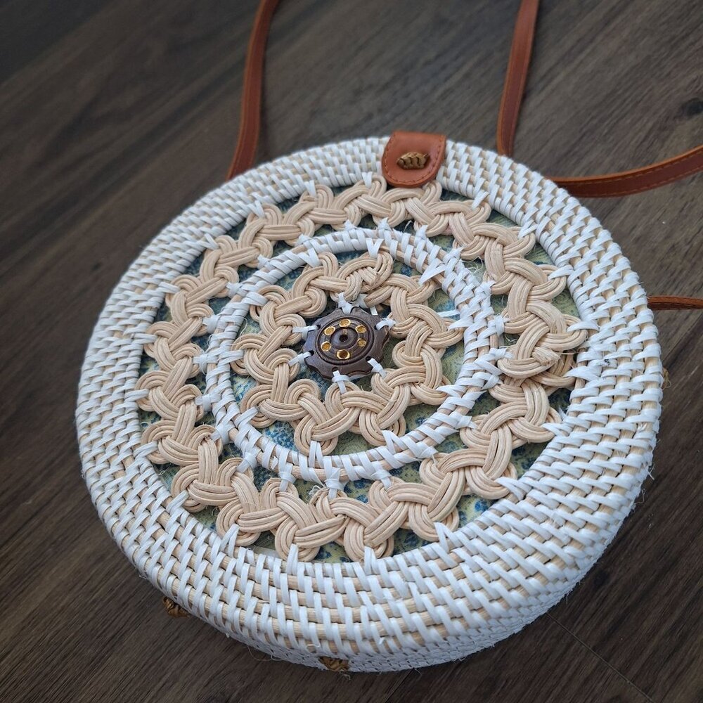 NWOT Woven Round Crossbody Bag Boho Cottage Vacation Vibe Tropical Hippie - Picture 5 of 7